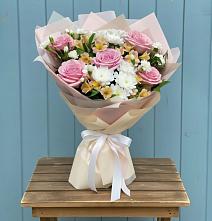 Букет цветов из:  Гвоздики, Орхидеи и Розы в Кунгуре