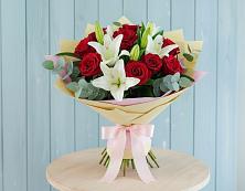 Букет цветов из:  Лилии и Розы в Кунгуре