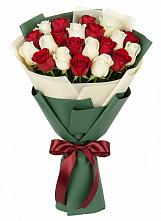 Букет Микс из красных и белых роз в Кунгуре