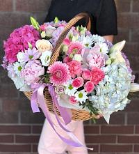 Композиция солнечный день в Кунгуре Цветочная композиция из Розы, Хризантемы, Пионы и Лизиантусы в корзине в Кунгуре