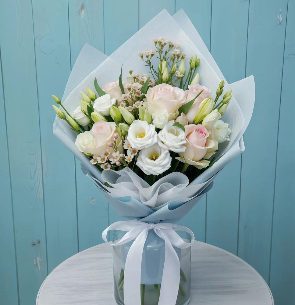 Букет цветов из: Розы и Лизиантусы в Кунгуре