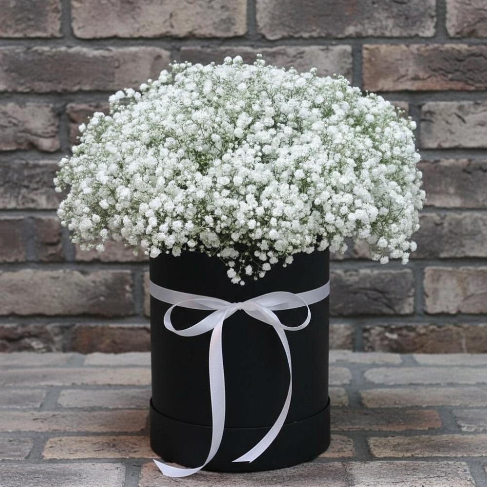 Цветочная композиция из Гипсофила в шляпной коробке в Кунгуре