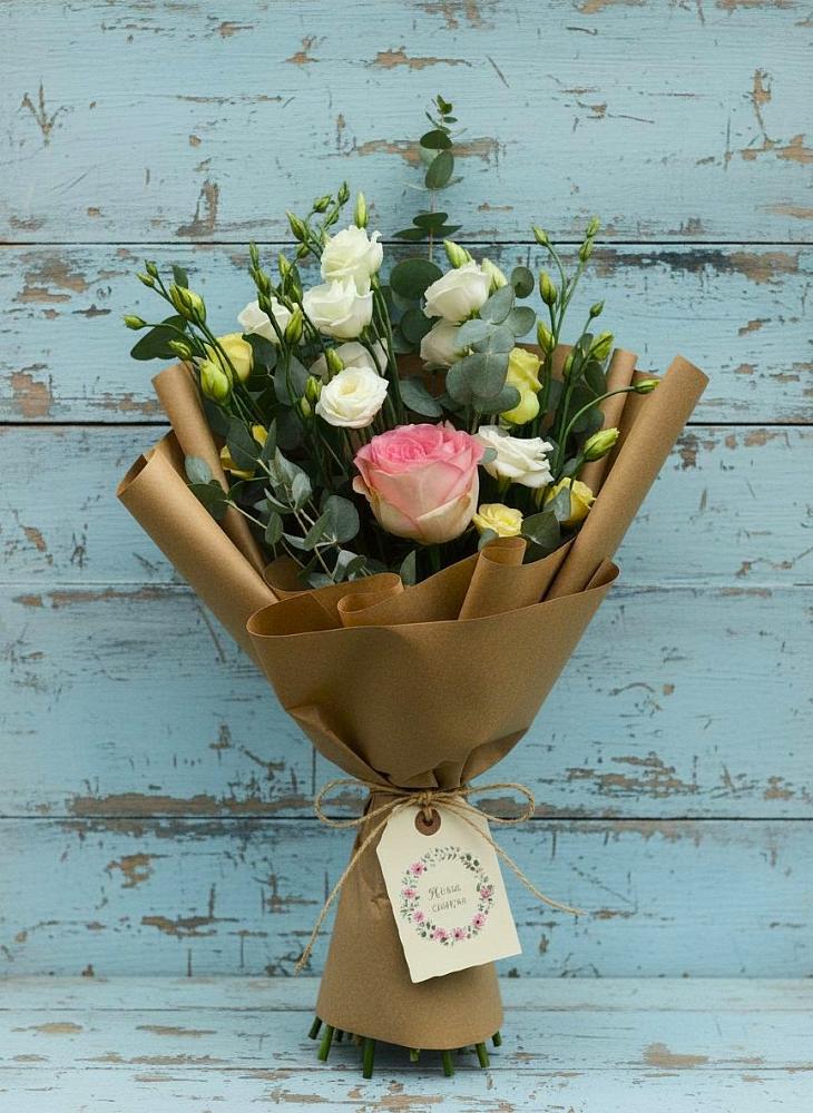 Букет цветов из: Розы и Лизиантусы в Кунгуре