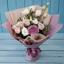 Букет цветов из:  Розы и Лизиантусы в Кунгуре