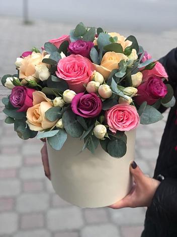 Цветочная композиция из Розы в шляпной коробке в Кунгуре