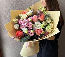 Букет цветов из:  Розы, Лизиантусы и Гвоздики в Кунгуре