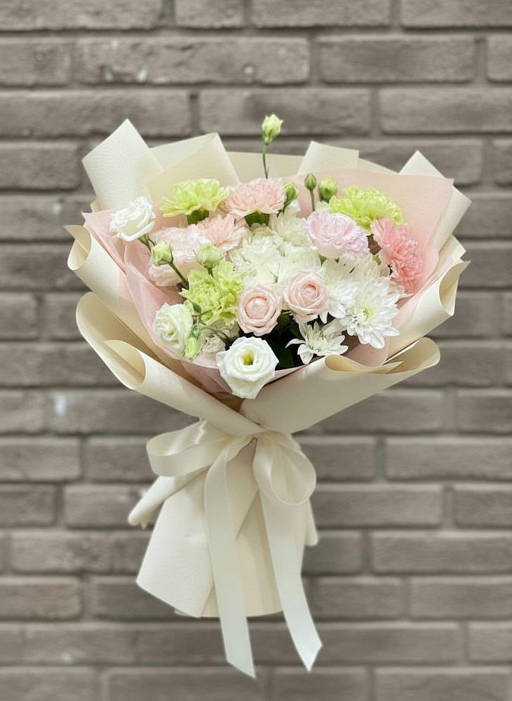 Букет цветов из: Гвоздики, Розы, Лизиантусы и Хризантемы в Кунгуре