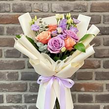 Букет цветов из:  Лизиантусы и Розы в Кунгуре