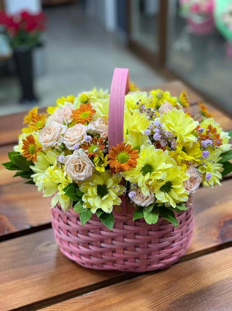 Цветочная композиция из Хризантемы и Розы в корзине в Кунгуре
