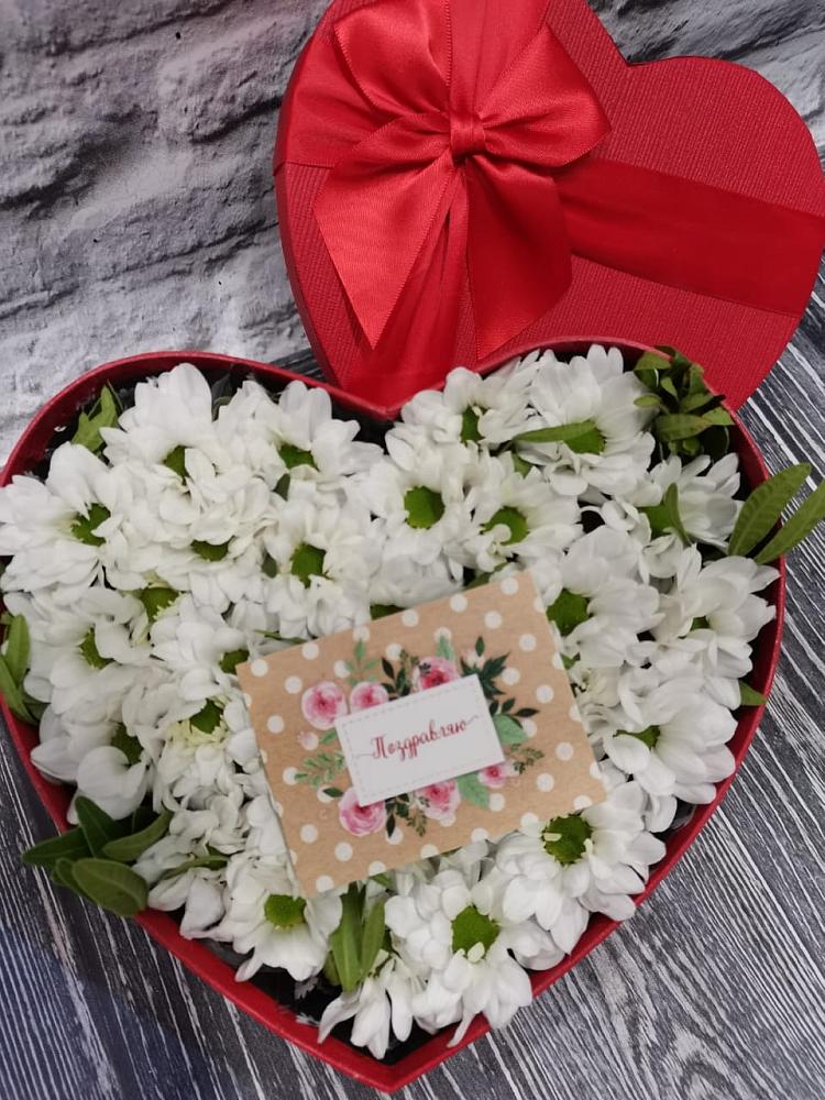 Цветочная композиция из Хризантемы в виде сердца в Кунгуре