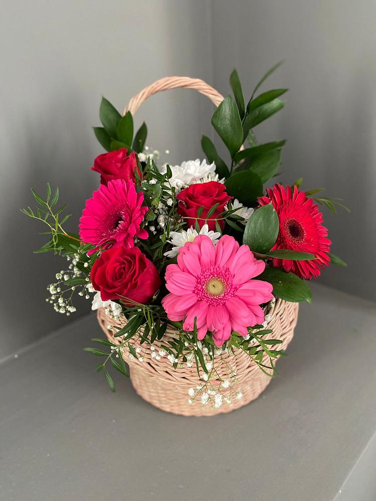 Цветочная композиция из Розы, Хризантемы и Герберы в корзине в Кунгуре