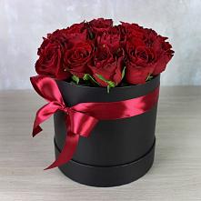 Цветочная композиция из Розы в шляпной коробке в Кунгуре