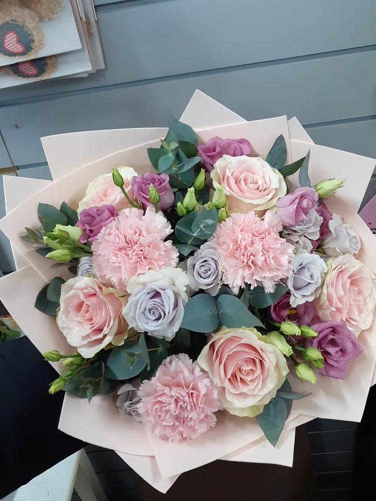 Букет цветов из: Розы, Гвоздики и Лизиантусы в Кунгуре