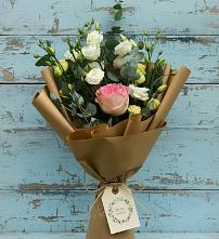 Букет цветов из:  Розы и Лизиантусы в Кунгуре