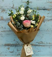 Букет цветов из:  Розы и Лизиантусы в Кунгуре