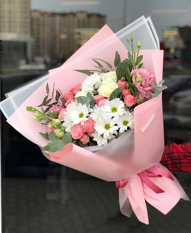 Букет цветов из: Розы, Лизиантусы и Хризантемы в Кунгуре