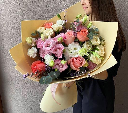 Букет цветов из: Розы, Лизиантусы и Гвоздики в Кунгуре