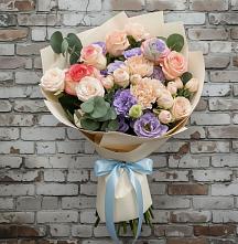 Букет цветов из:  Розы, Лизиантусы и Гвоздики в Кунгуре