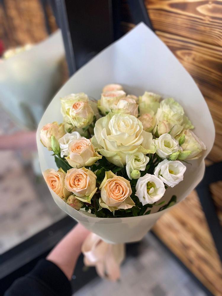 Букет цветов из: Розы и Лизиантусы в Кунгуре