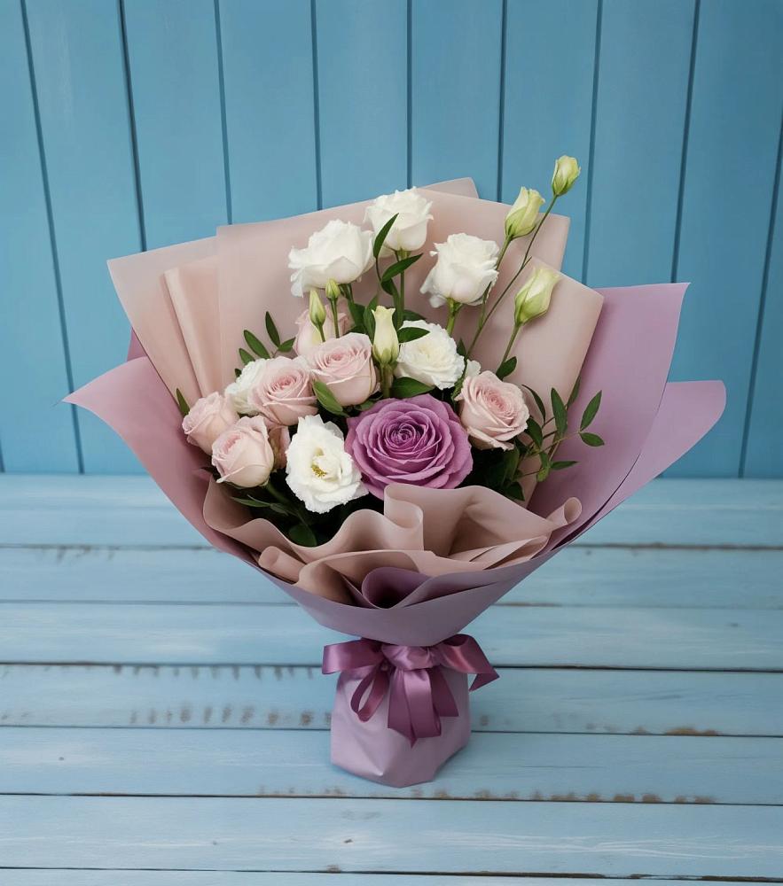 Букет цветов из: Розы и Лизиантусы в Кунгуре